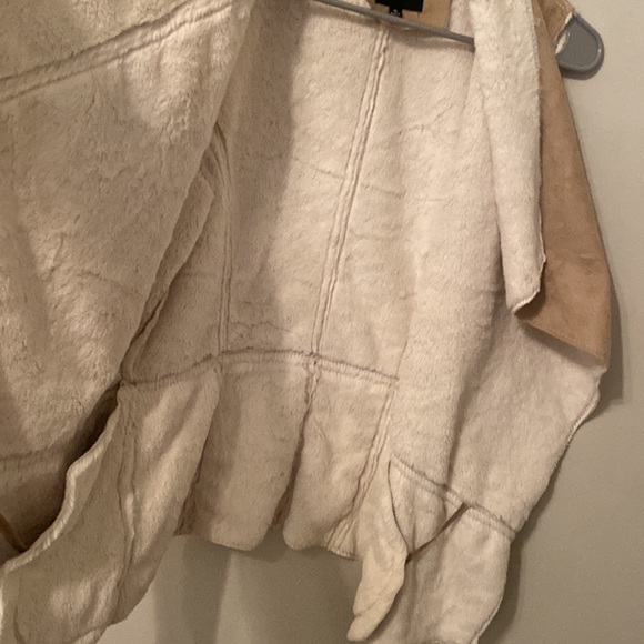 Me Jane Tan and White Faux Fur and Faux Suede Vest with Pockets [Size: XL] - Picture 3 of 6